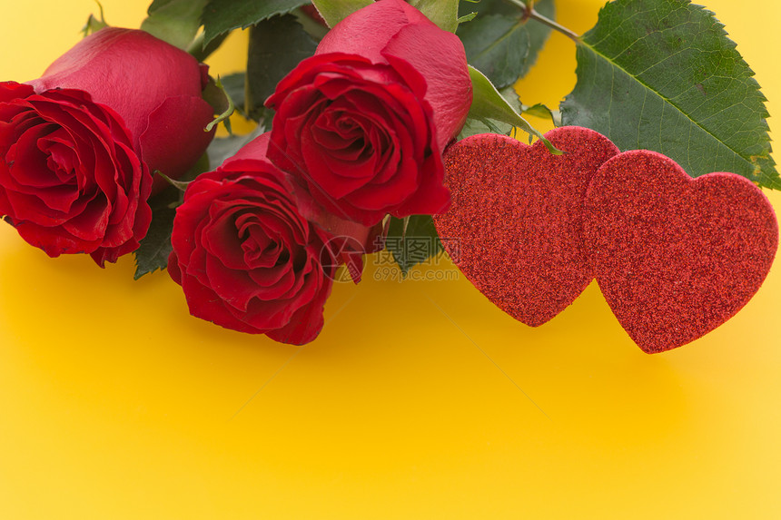 偶尔有美丽的红玫瑰带有装饰心和献身之图片