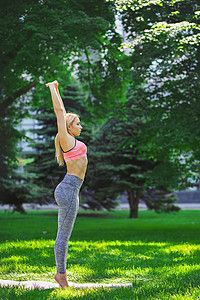 在公园里户外做体式练习的女人女孩做战士姿势舒展健康平静放松积极的图片