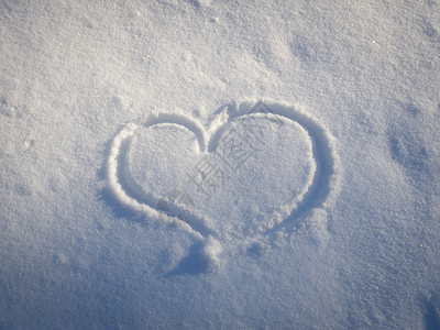心形画在雪地里图片