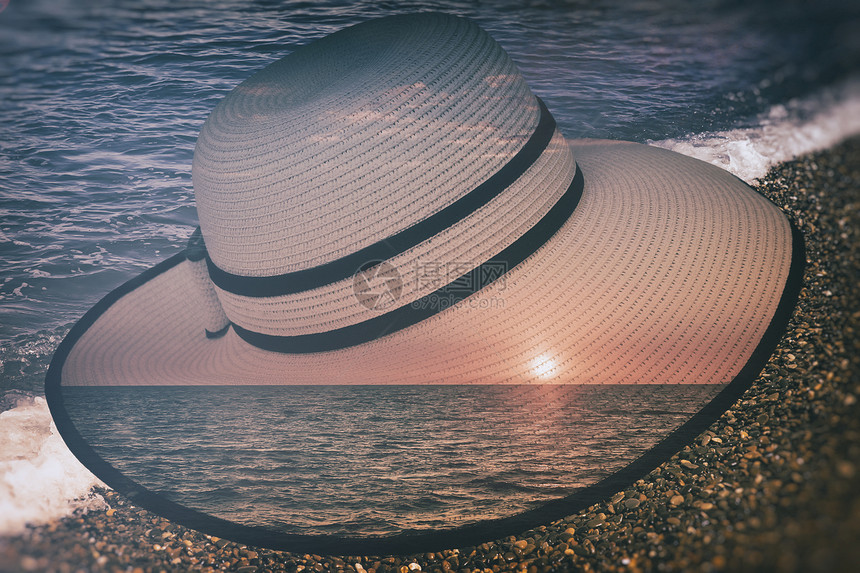在海边的夜晚阳光下女人的帽子上图片