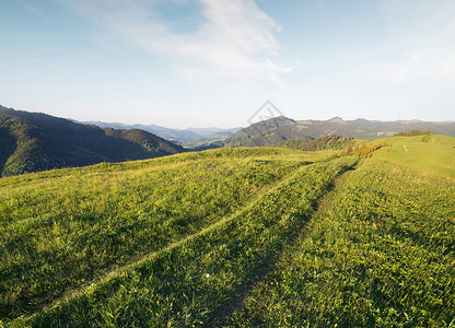 山丘上的道路夏天的自然风景图片