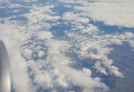 从飞机窗看蓝天和云顶自然背景图片