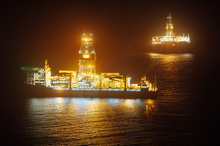 海上石油钻井船在晚上图片