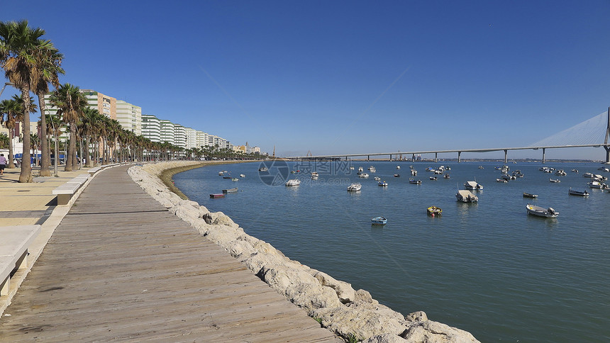 西班牙Cadiz港海滨赛道和小木船的横向水平图片