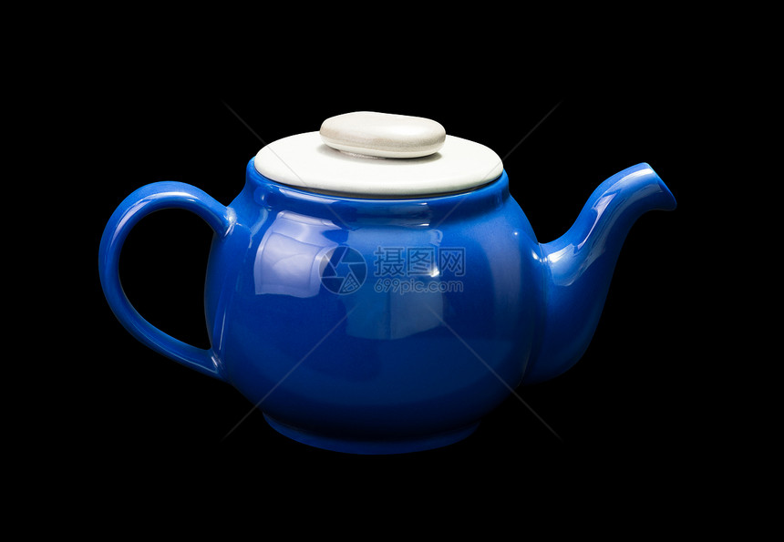 蓝陶瓷热茶壶在黑色背景和剪切图片