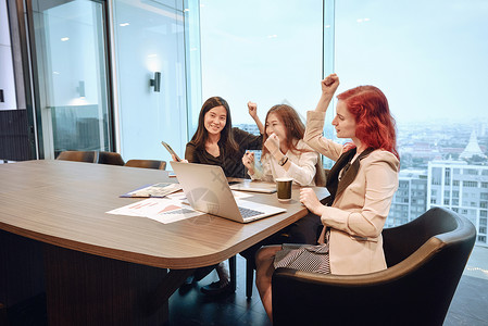 一群女商人在空白屏幕的会议室开会图片