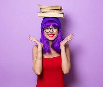 紫色头发和紫色背景书籍的年轻时装潮图片
