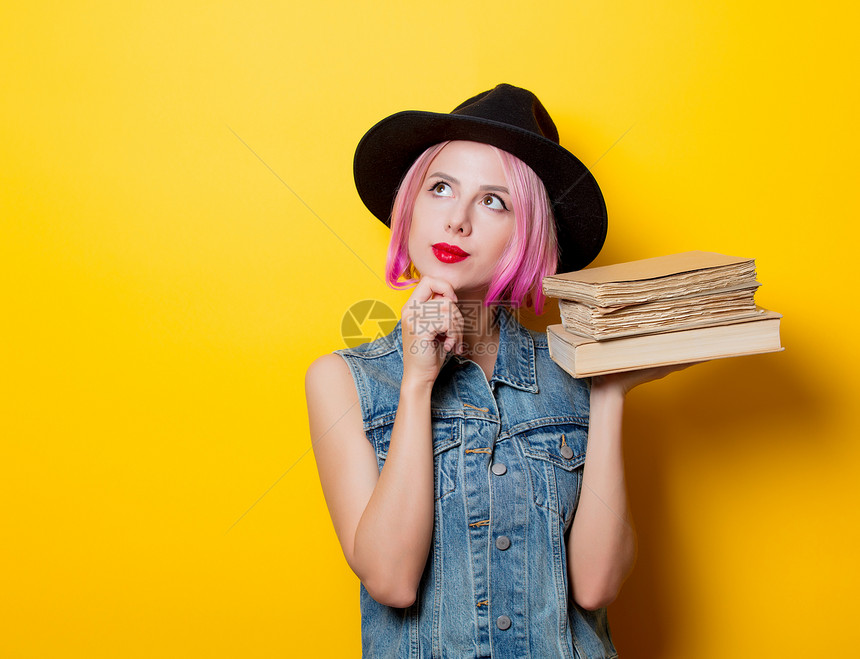 粉色发型和黄色背景书籍的年轻时装潮图片