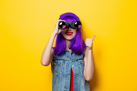 紫色头发和黄色背景望远镜的年轻时装图片