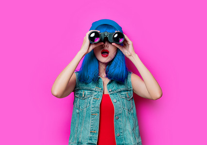 粉红背景蓝头发和望远镜的年轻时装背景图片