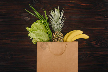 卷心菜菠萝和木桌购物袋中香图片