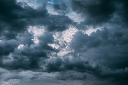 雨前剧烈的乌云和雷暴图片