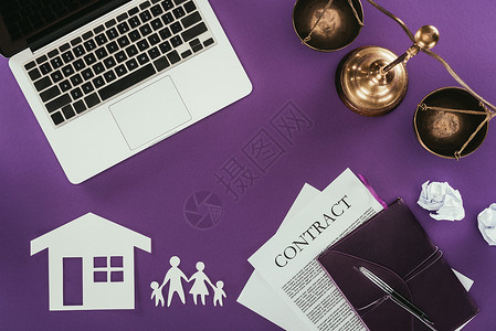 以紫色桌面上的家庭和家庭保险为开关的商业工作场所图片