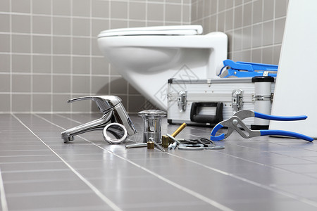 卫生间管道维修服务装配和安装概念中的水管工具图片