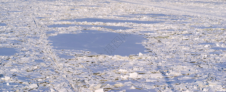 河流或湖泊的冷冻水图片