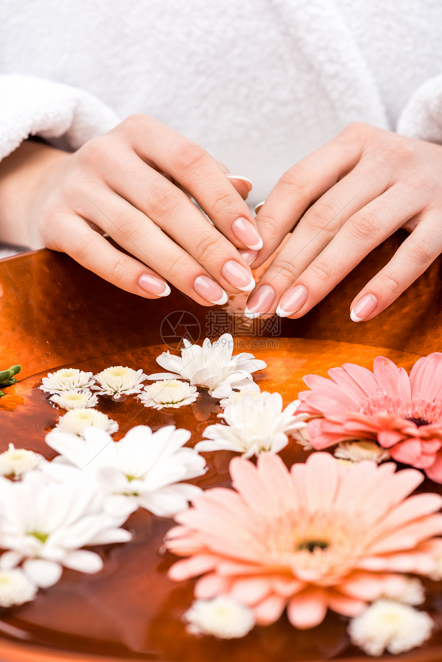 妇女用鲜花指甲护理概念做SPA过图片