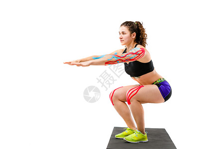 ae小动效主题运动学磁带康复和运动员的健康美丽的女孩在孤立的白色背景上的黑色地毯上做深蹲运动在手臂和膝盖上背景