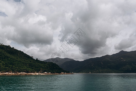 背景为大海和灰色天空的岛屿近景图片