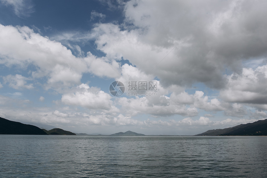 海滨的岩石山脉与大海和天空图片