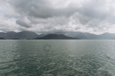 多云灰色天空背景下的岛屿风景背景图片