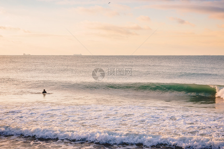 冲浪和完美的破碎桶波日图片