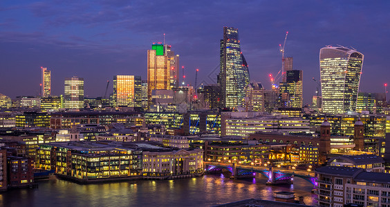 伦敦金融区在晚上图片