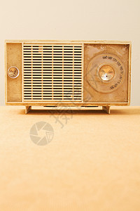 一个老旧的收音机图片