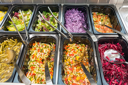餐厅自助餐的彩色沙拉图片