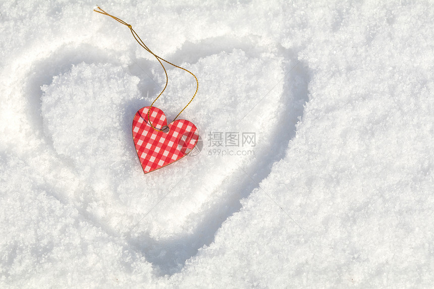 美丽的情人节背景白色雪地表面有彩色图片