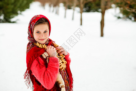 煎饼周一个年轻女孩穿着俄罗斯红手帕脖子图片