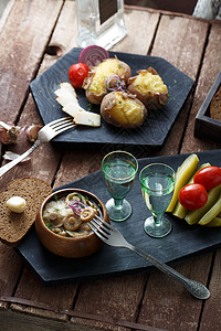 番茄黄瓜蘑菇和洋葱加叉子和伏特加木图片