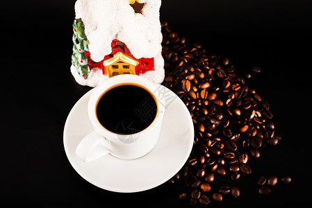 白色杯子里的黑咖啡和烛台圣诞屋饮料套装图片