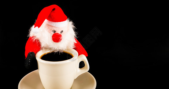 一杯白咖啡中的黑咖啡以及圣诞老人饮料图片