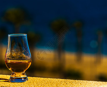 玻璃杯里的单麦酒威士忌奢华豪的口味饮料图片