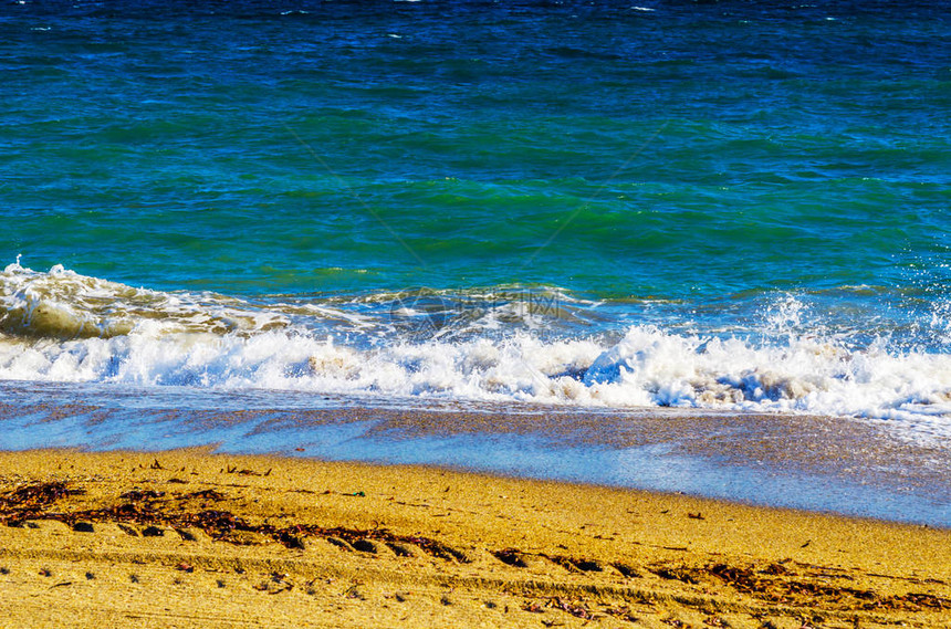 海水的特写影响沙滩上的沙子图片