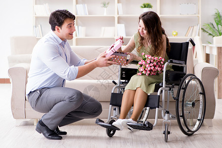 求礼物表情包向轮椅残疾妇女提出结婚求的背景