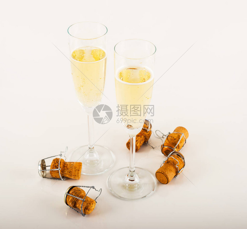 杯子里的豪华香槟庆祝新年或重要活动节日喝着烈酒图片