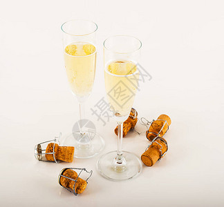 杯子里的豪华香槟庆祝新年或重要活动节日喝着烈酒图片