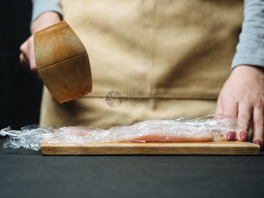 用木锤敲打生鸡肉片图片