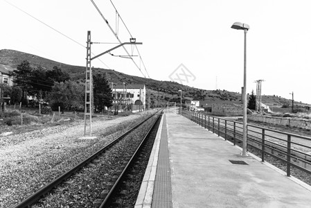 铁轨和农村老火车站月台背景图片