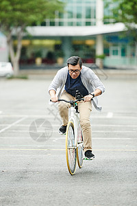 亚洲男人想越快骑自背景图片