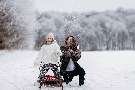 在冬季公园玩雪的女孩图片