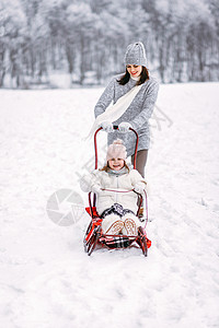 冬季公园妇女滑雪图片