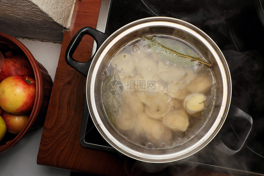 俄罗斯自制饺子在厨房的平底锅里煮图片