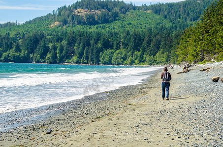 孤独女子在加拿大不列颠哥伦比亚温哥华岛的桑尼风夏日图片