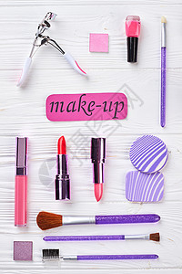 合成产品集顶部视图白木背景的装饰化妆品木桌上的粉色化妆信图片