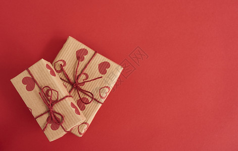 红色背景的微小礼物盒图片
