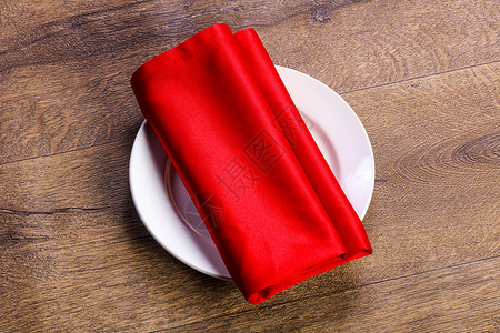 木板上的红餐巾纸图片