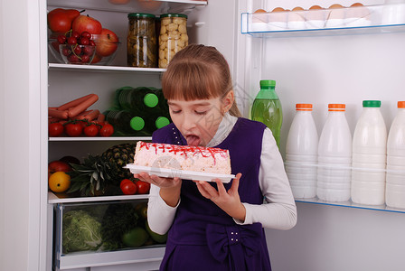 健康饮食概念饮食冰箱附近有健康食品的漂亮女孩冰箱里图片