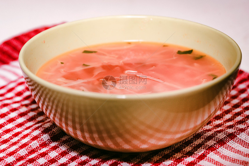 用自制的罗宋汤传统的俄罗斯甜菜汤关闭碗图片